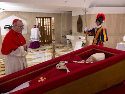 El Vaticano muestra las primeras imágenes del cuerpo del Papa Francisco; el funeral será el sábado