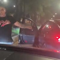 A golpes, automovilista le exige a otro conductor que le pida disculpas (video)