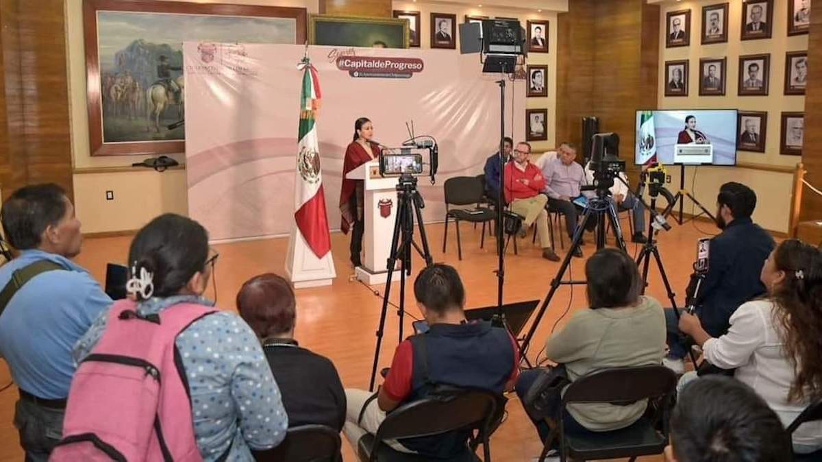 Norma Otilia Hernández en la conferencia de prensa