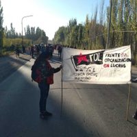 Organizaciones sociales en lucha cortan el puente Cinco Saltos-Centenario