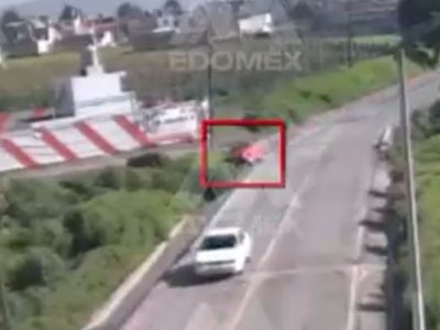 Captan cómo un automóvil se desvía y termina volcado en una zanja en Toluca (Video)