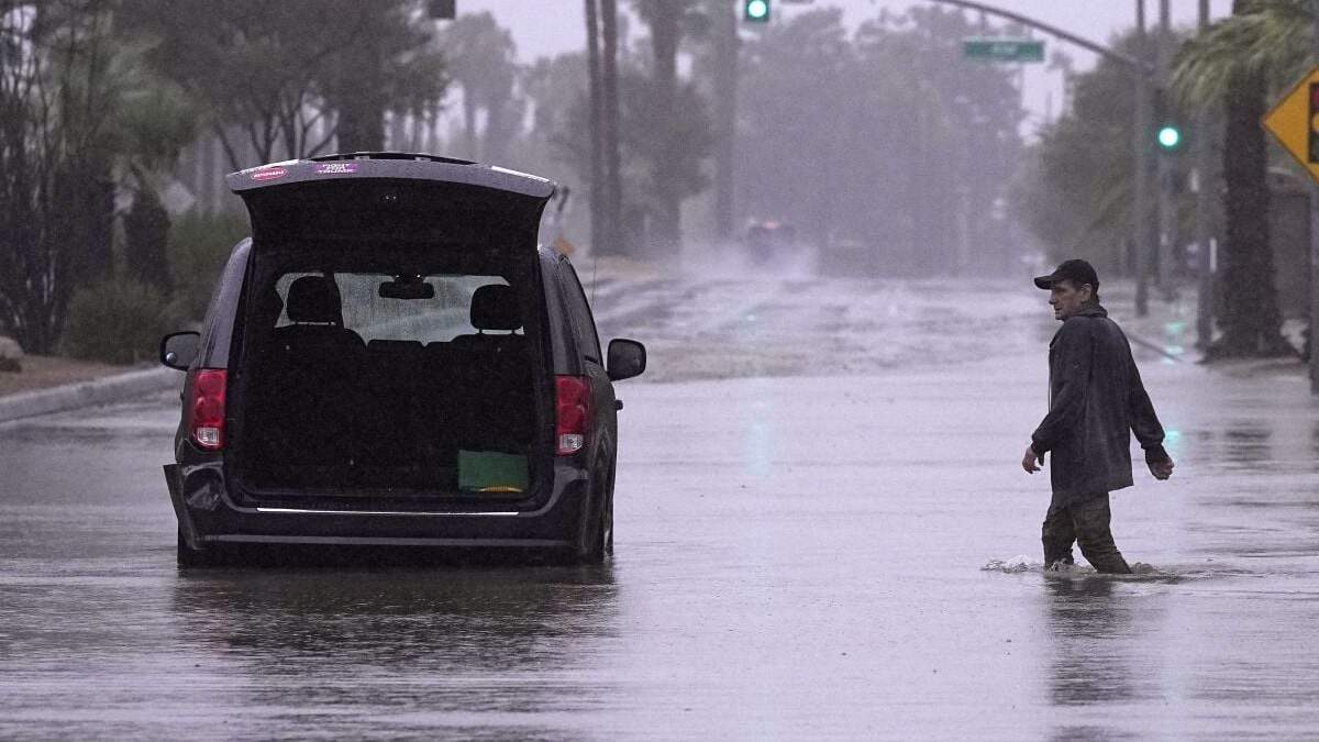 Un conductor acude a retirar pertenencias de su vehículo tras quedar varado en una calle inundada, el domingo 20 de agosto de 2023 en Palm Desert, California. Los meteorólogos advirtieron que la tormenta tropical Hilary era la primera tormenta tropical en golpear el sur de California en 84 años, y planteaba el riesgo a inundaciones, aludes de lodo, tornados aislados, vendavales y cortes de luz