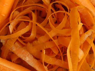 No las tires: aprovechá las cáscaras de zanahoria para preparar el picoteo más saludable del otoño
