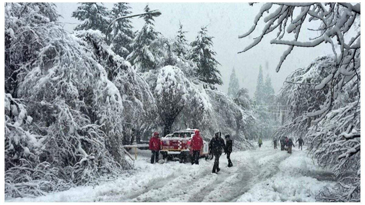 Móvil de Defensa Civil en pleno temporal de viento y nieve. Fuente: (Twitter)