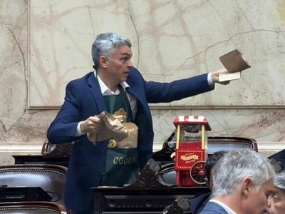 Esteban Paulón llevó una máquina de pochoclos al recinto