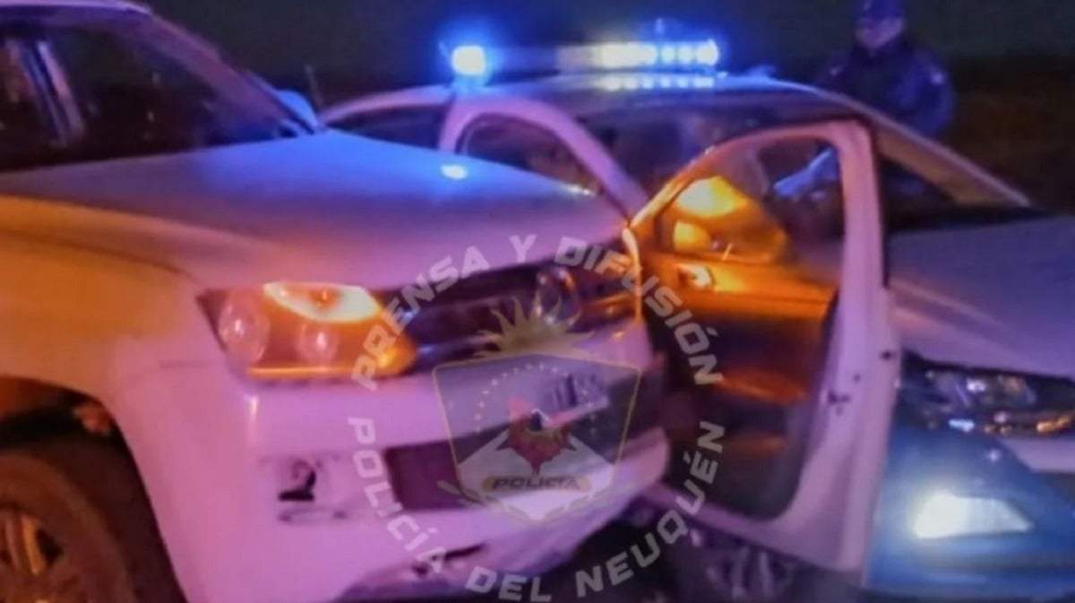 Durante el intento de huida, la camioneta colisionó contra el móvil policial. Fuente: (Policía de Neuquén)