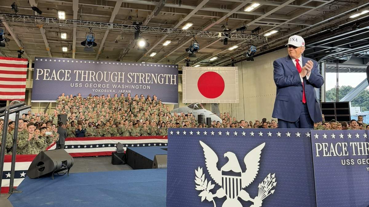 Donald Trump en la Base Naval de Yokosuka, Japón