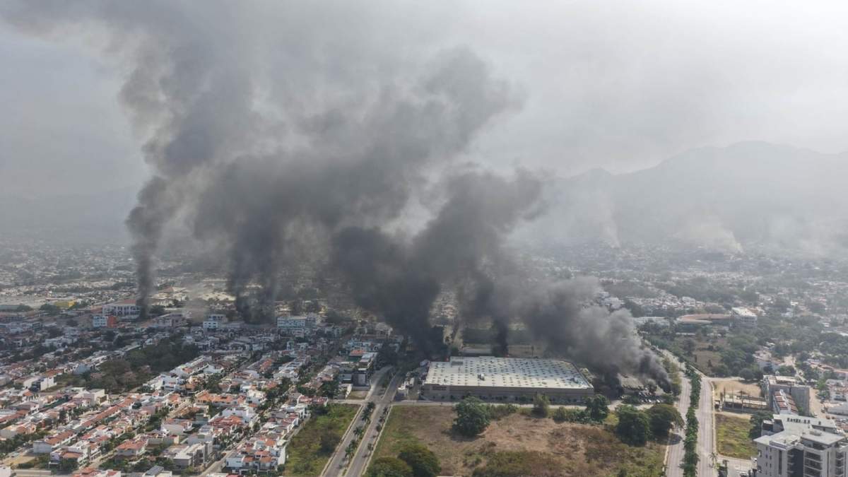 Quema de vehículos y camiones del transporte público fueron perpetrados por hombres armados en varios puntos de Guadalajara, Jalisco