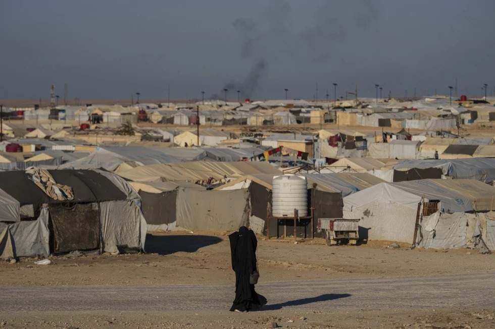 Una mujer camina en el campamento de Al-Hol, en la provincia de Hasakeh, en el noreste de Siria, donde decenas de miles de personas, en su mayoría mujeres y niños, vinculados al grupo Estado Islámico, han vivido durante años, el jueves 30 de enero de 2025.