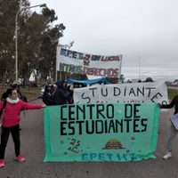 Estudiantes secundarios de Centenario exigieron la adhesión al boleto estudiantil gratuito