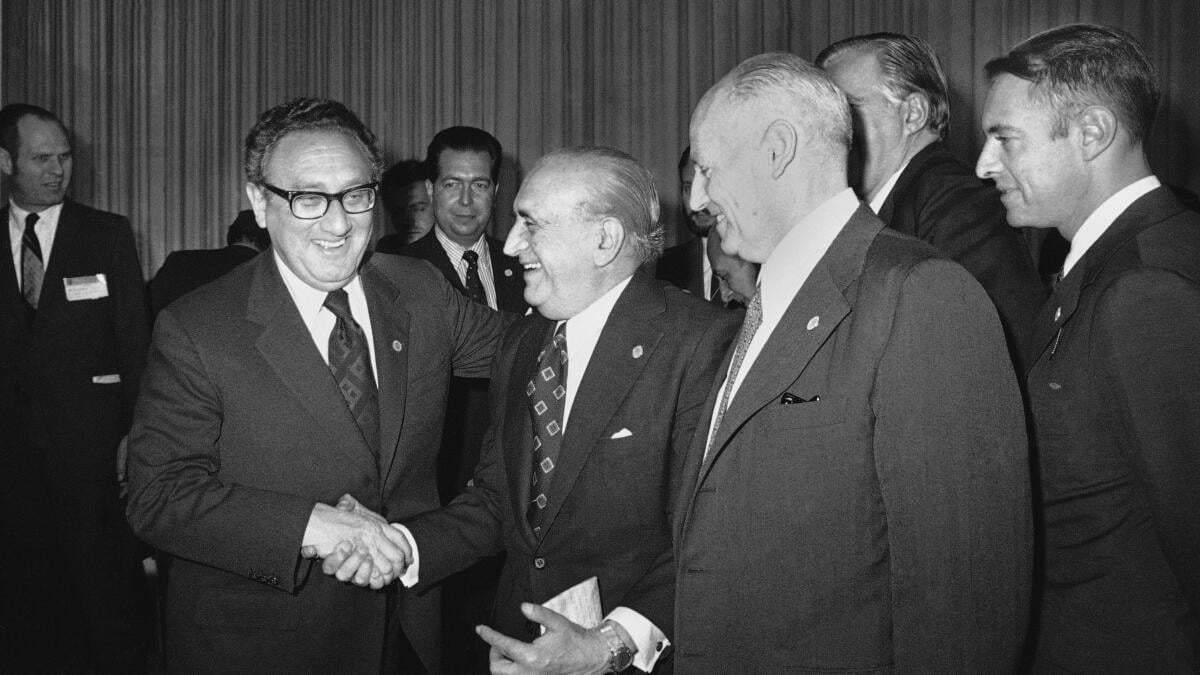 El entonces secretario de Estado de Estados Unidos, Henry Kissinger, saluda al ministro argentino de Exteriores, Alberto J. Vignes, ante la mirada de Ismael Huerta Diaz, a la derecha, ministro de Exteriores de Chile, durante un receso en la Conferencia de Ministros de Exteriores de América Latina en Ciudad de México, el 22 de febrero de 1974