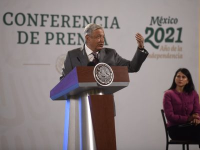 AMLO refrenda crítica a clase media; hay un sector partidario de "el que no transa no avanza"