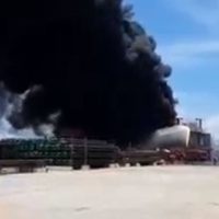 Se incendia un barco anclado en el puerto de Dos Bocas, en Tabasco