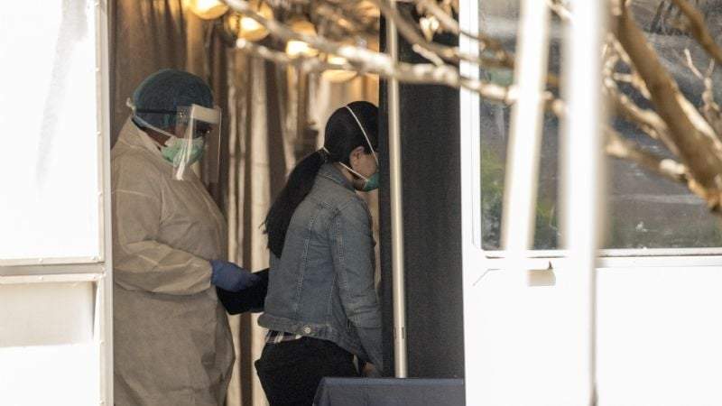 Una mujer acude a realizarse la prueba de covid en EU. Foto: AP