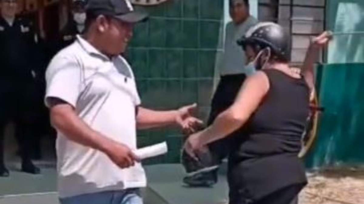 La mujer y su hijo frente a la comisaría de Sullana