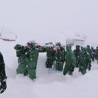 Enorme avalancha de nieve deja atrapados a 41 trabajadores en el Himalaya