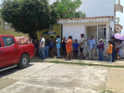 Habitantes de Veracruz hacen fila por despensas del CJNG