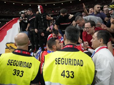 Atlético salva empate 1-1 ante Real Madrid en un derbi suspendido por lanzamiento de objetos
