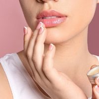 Repara, hidrata y da brillo: hacé este poderoso bálsamo labial en casa con solo 3 ingredientes naturales