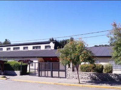 Evacúan a estudiantes de la Escuela 104 de Villa La Angostura por mareos y signos de malestar a la salida