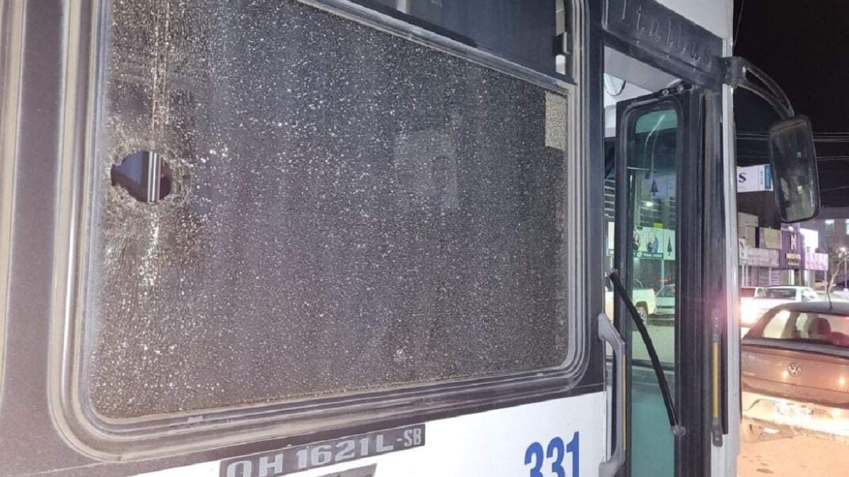 Una de las piedras rompió el vidrio de una de las ventanas en el costado derecho del colectivo. Fuente: (Centenario Digital)