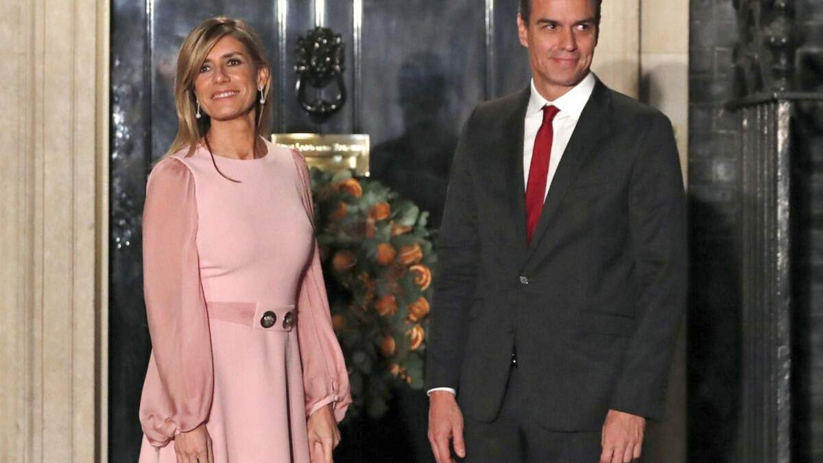 El presidente del gobierno español, Pedro Sánchez, y su esposa, Begoña Gómez, llegan a la residencia oficial del primer ministro británico en Londres, el 3 de diciembre de 2019