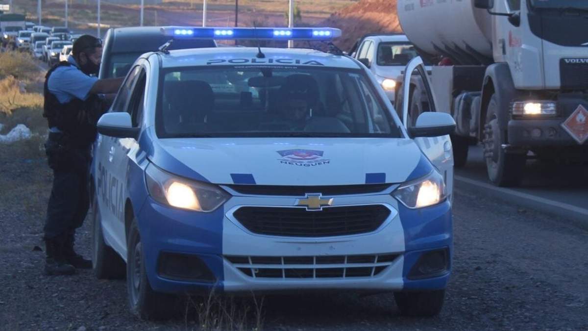 Móvil de la Policía de Neuquén a la vera de la ruta N° 7. Fuente: (Twitter)