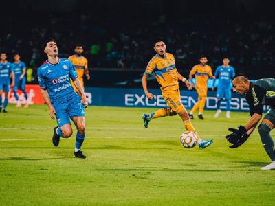 Cruz Azul salva apenas un empate ante Tigres en la ida de las semifinales de la Liga MX