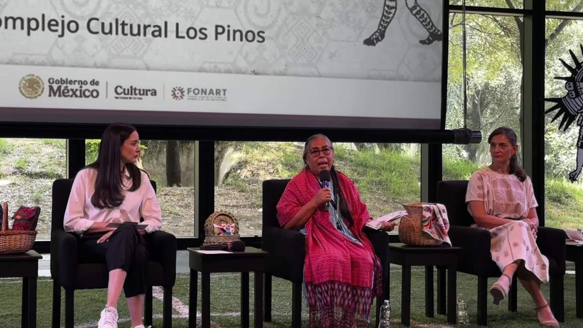 Marina Núñez Bespalova (derecha), subsecretaria de Desarrollo Cultural, en la presentación de Original