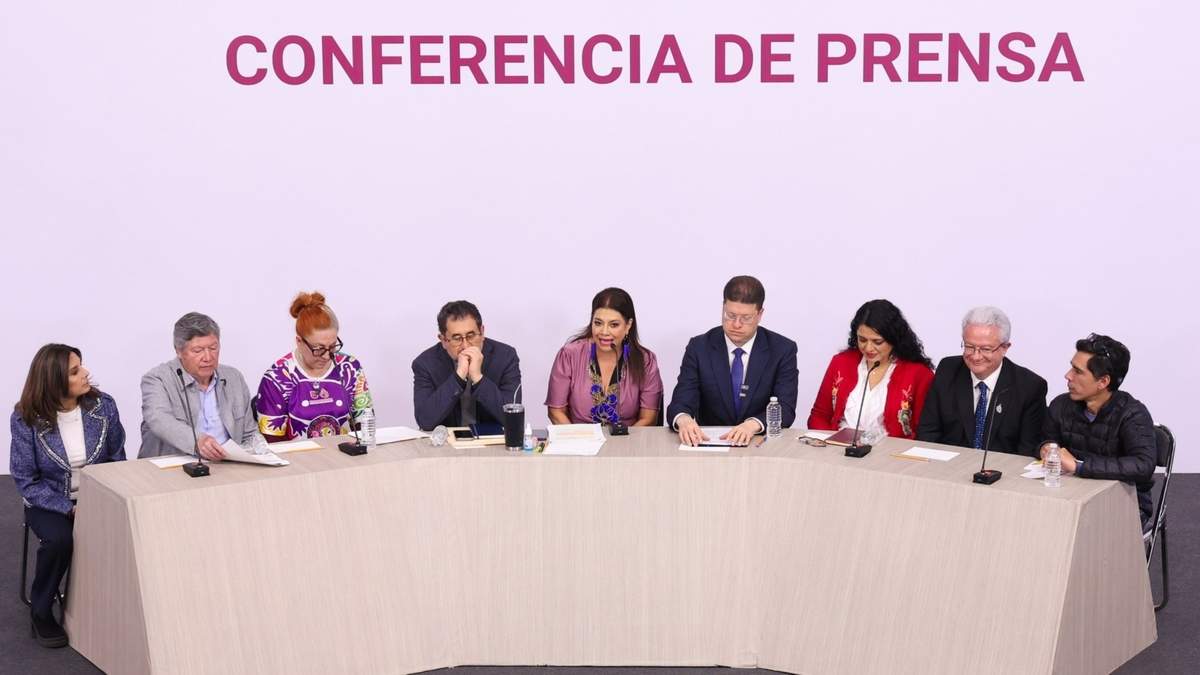 Clara Brugada con parte de su gabinete