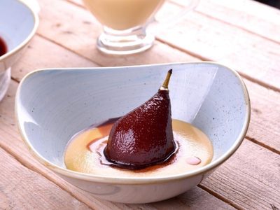 Peras al vino tinto: convertí un postre simple en un final de restaurante, con receta detallada y truco de cocción