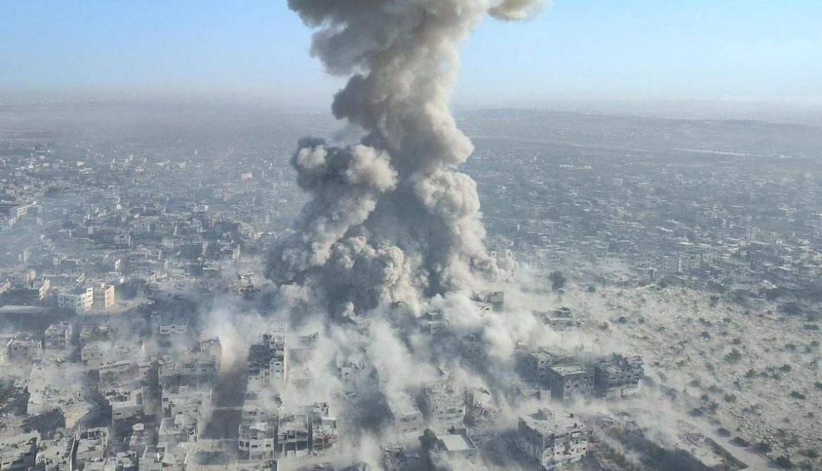 Una bomba israelí cae en una destruida Gaza