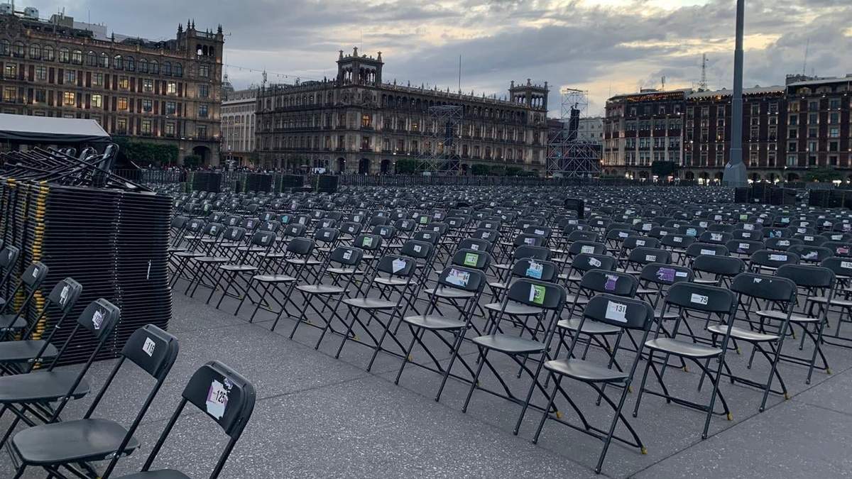 Decenas de sillas fueron colocadas en el Zócalo de la Ciudad de México, de cara al evento público por los primeros 100 días del gobierno de Claudia Sheinbaum