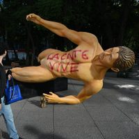 CNTE derriba estatuas del Mundial en Paseo de la Reforma