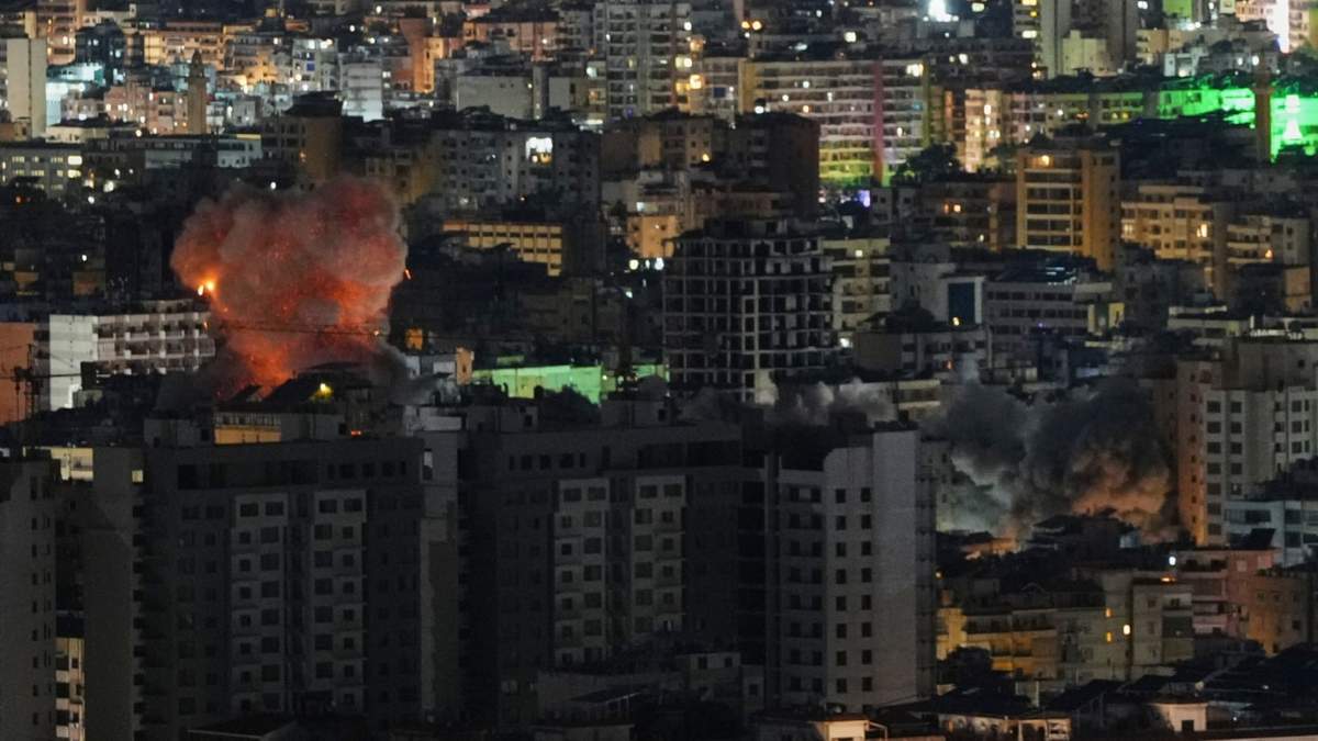 Humo y llamas salen de un punto atacado por Israel en Dahiyeh, un suburbio del sur de Beirut, Líbano