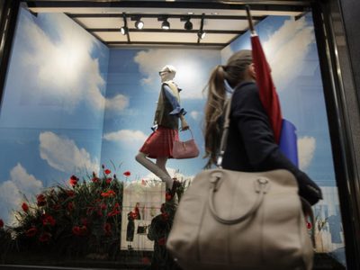 Ventas mundiales de artículos de lujo están cayendo en medio de crisis de creatividad, dice estudio