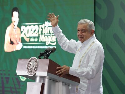 AMLO a críticos de su defensa a Pemex y CFE: “Entre más sabiondos, más traidores a la patria"