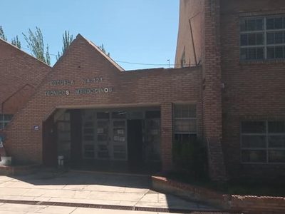 Un adolescente fue a clases con la réplica de un arma