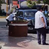 Taxistas de Cancún atacan con piedras y palos una camioneta llena de turistas (Video)