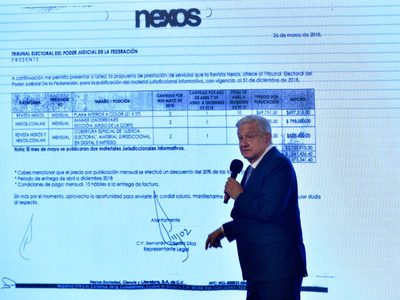 AMLO exhibe contrato del INE con Krauze por 2 mdp y otro del TEPJF con Aguilar Camín por 2.4 mdp