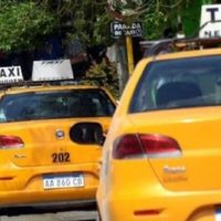 Agentes de transporte detuvieron un taxi que no contaba con la autorización correspondiente