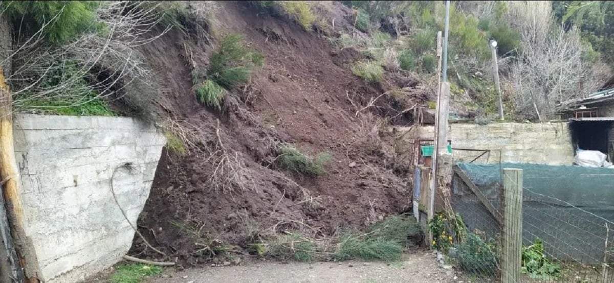 Parte de la ladera cayó sobre la vivienda en San Martín de los Andes. Fuente: (RSM)