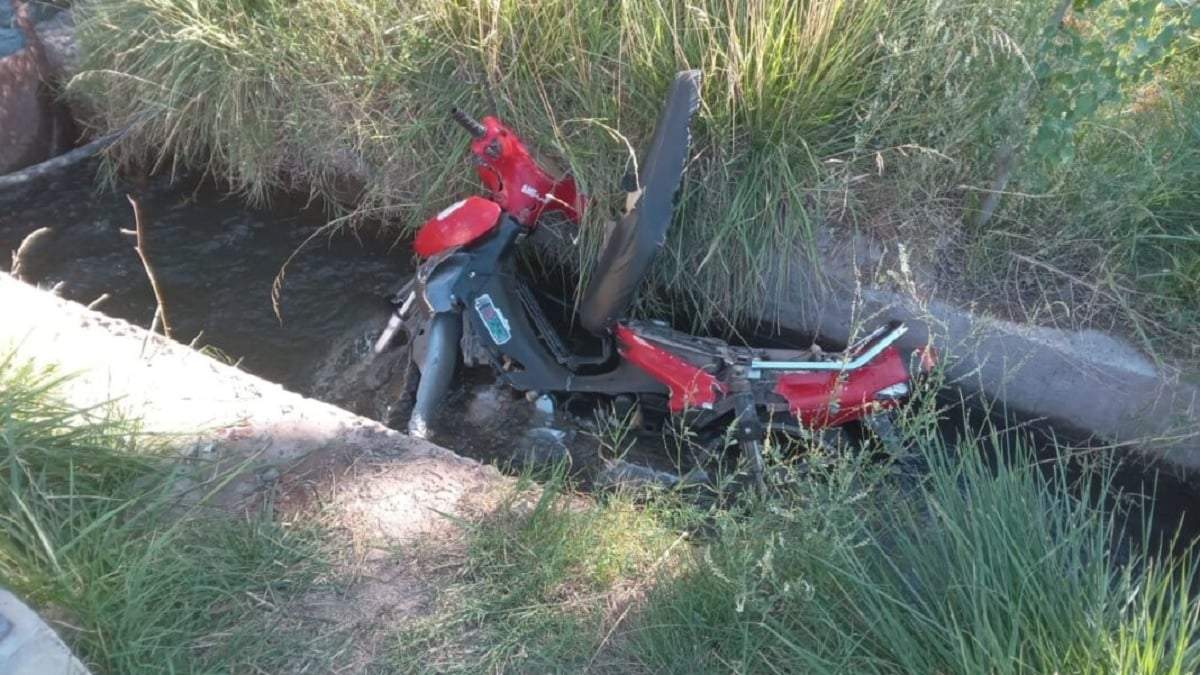 La moto quedó dentro del canal de riego a un costado de la ruta 7. Fuente (Centenario Digital)