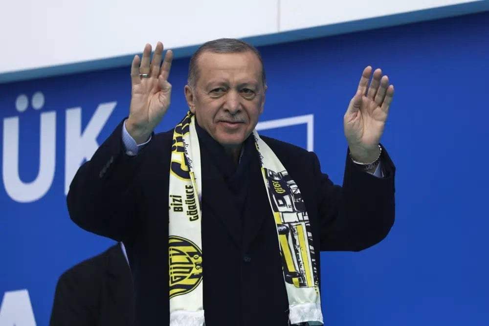 El presidente de Turquía y candidato a la presidencia por la Alianza Popular, Recep Tayyip Erdogan, hace un gesto a sus seguidores en un acto de campaña en Ankara, el domingo 30 de abril de 2023