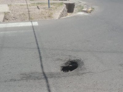 Alerta por un pozo sin señalizar en una esquina de Maipú