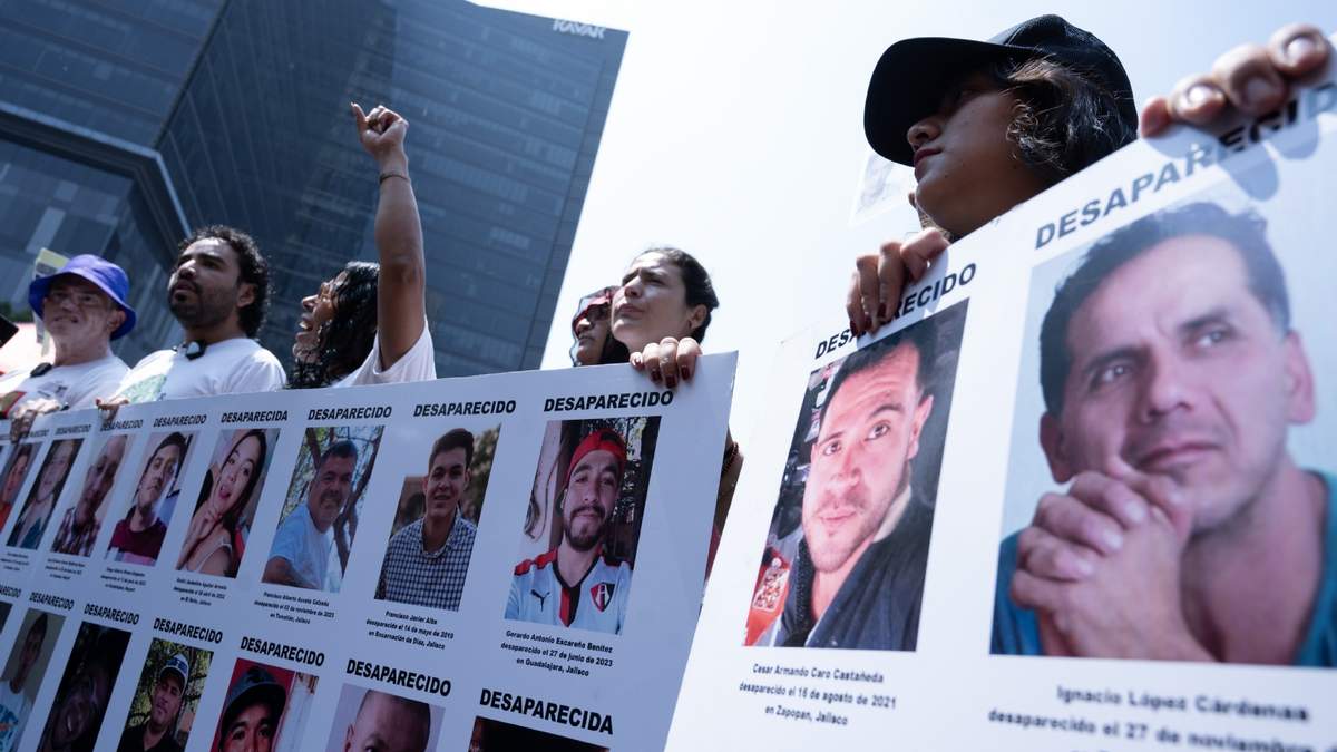 Integrantes de organizaciones civiles y familiares de victimas de desaparición en la "Cascarita Para no olvidar por las y los desaparecidos" en la glorieta del mismo nombre en el Paseo de la Reforma en la Ciudad de México
