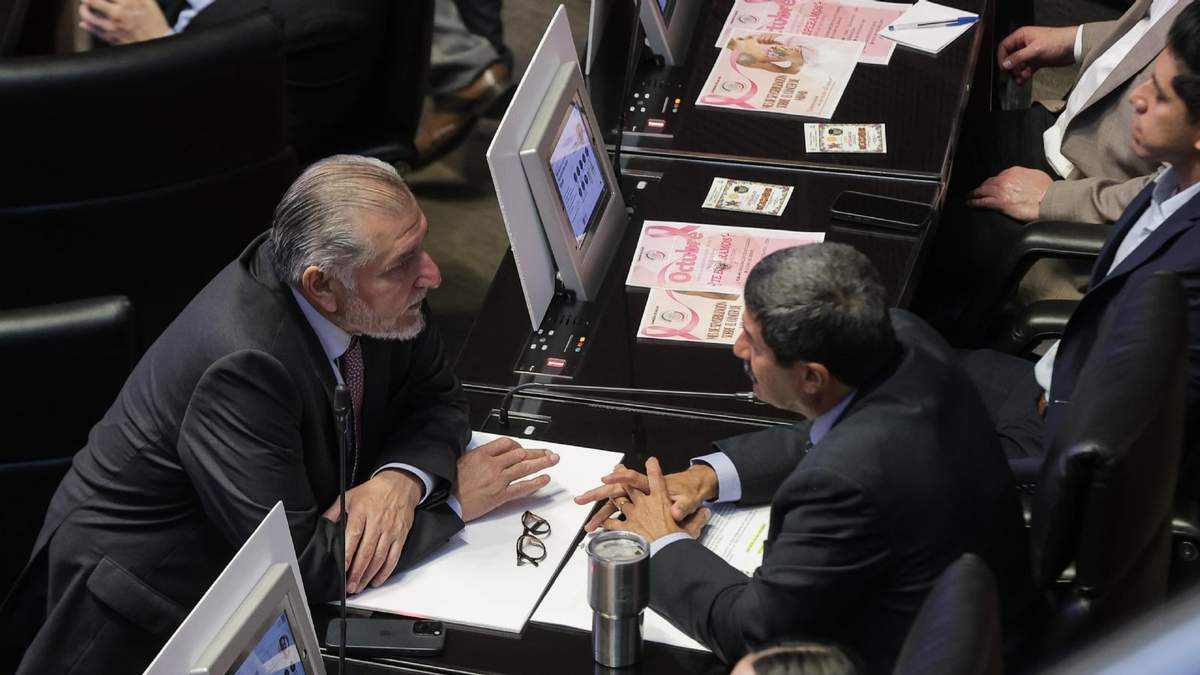 Los senadores morenistas Adán Augusto López y Javier Corral en la sesión de este miércoles en la Cámara Alta