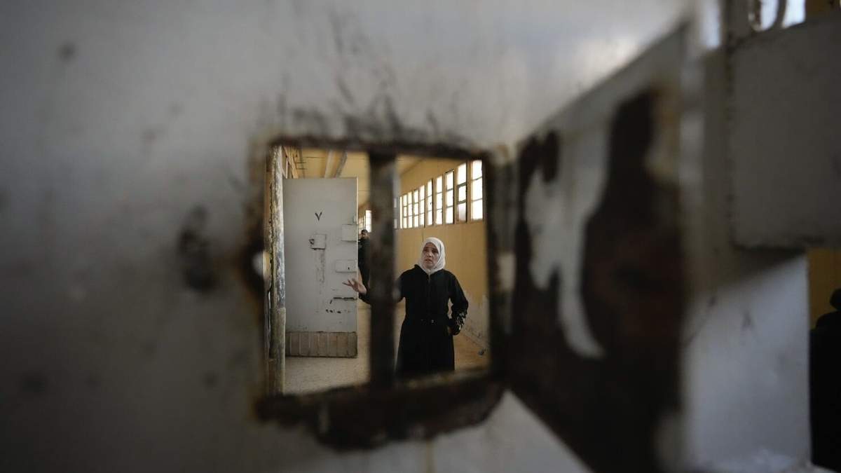 Una mujer examina las celdas de la ominosa prisión militar de Saydnaya, al norte de Damasco, Siria, el lunes 9 de diciembre de 2024. Una multitud se reunió para entrar en la prisión, conocida como "el matadero", tras la liberación de presos cuando la insurgencia derrocó al gobierno de Bashar al Assad el domingo
