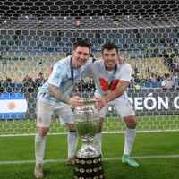 La historia detrás de la particular remera que uso el Huevo Acuña en los festejos