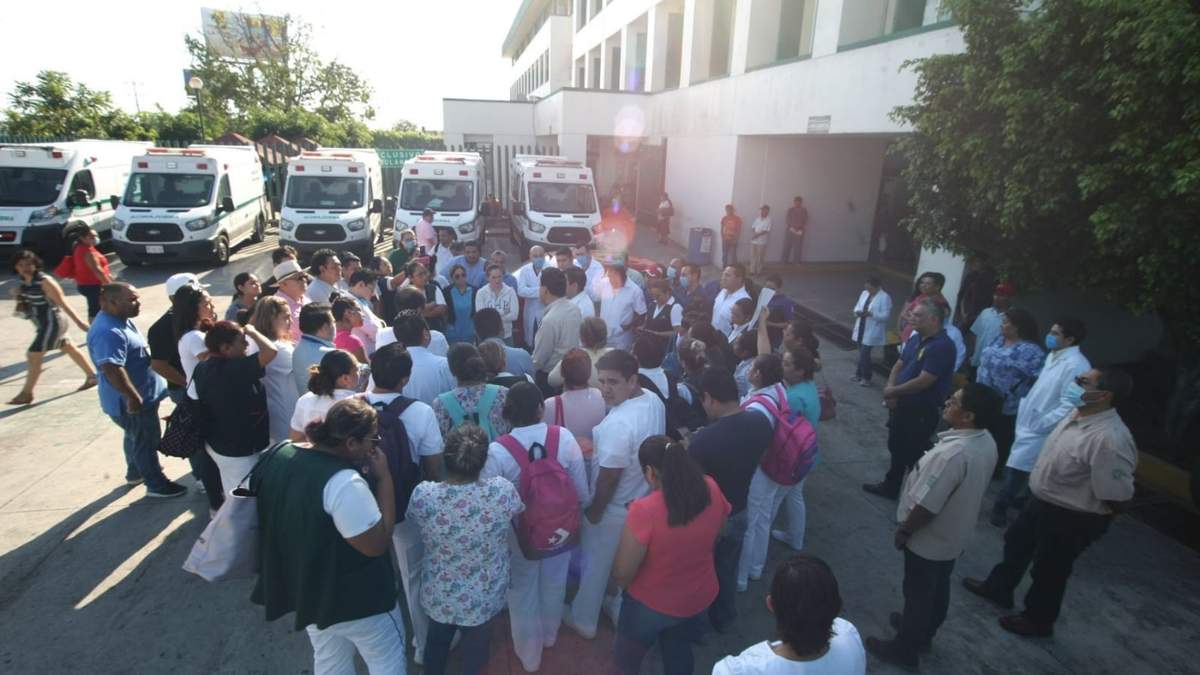 Empleados en contra de pacientes con coronavirus. Fuente: (Twitter)